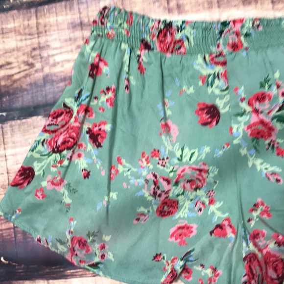 << Floral Flowy Relaxed Shorts >> - Picture 5 of 5
